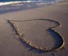 Большое сердце, обращается в песке